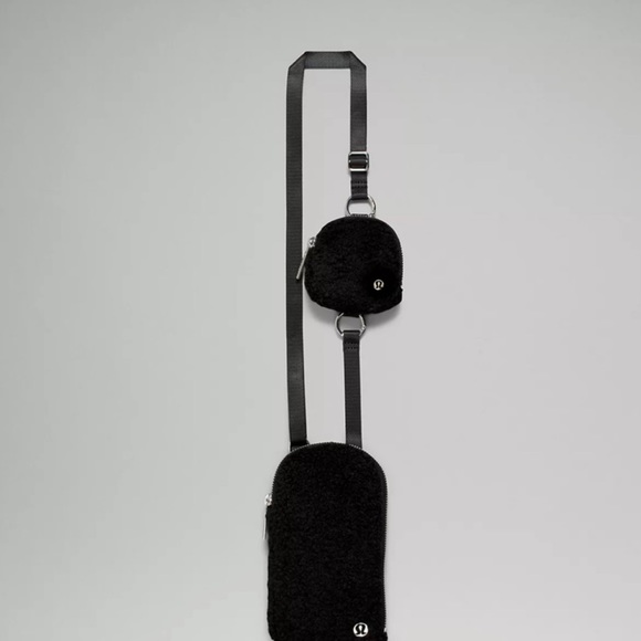 Sale!▪️Lululemon Fleece Crossbody in Black - Picture 3 of 7